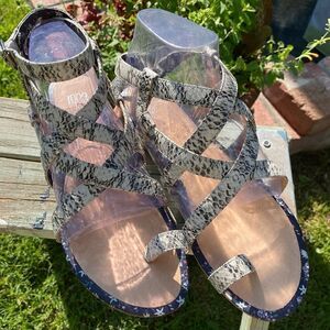 👡Cabi Athena Sandal - Grey and Black Snake Pattern Size 7M